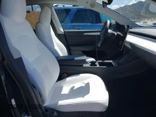 2024 Tesla Model Y Long Range z VIN 7SAYGAEE8RF198286, wystawiony jako IAAI lot #41950454 z przebiegiem 7 611 mil mil oraz . Historia ofert i sprzedaży dostępna na DreamBid. Obrazek 5.