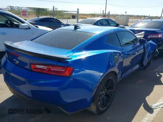 2017 Chevrolet Camaro 1LT z VIN 1G1FB1RS2H0158584, wystawiony jako IAAI lot #40488502 z przebiegiem 92 684 mil mil oraz . Historia ofert i sprzedaży dostępna na DreamBid. Obrazek 4.