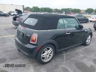 2010 MINI Convertible S z VIN WMWMS3C52ATY08772, wystawiony jako IAAI lot #41845412 z przebiegiem 71 215 mil mil oraz . Historia ofert i sprzedaży dostępna na DreamBid. Obrazek 4.