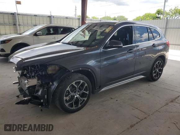 2022 BMW X1 xDrive28i z VIN WBXJG9C05N5U77973, wystawiony jako Copart lot #56828995 z przebiegiem 14 448 mil mil oraz Szkoda całkowita • Salvage title. Historia ofert i sprzedaży dostępna na DreamBid. Obrazek 1.