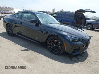 2025 BMW 4 Series z VIN WBA73DA01SCT43720, wystawiony jako IAAI lot #42247783 z przebiegiem 5 817 mil mil oraz . Historia ofert i sprzedaży dostępna na DreamBid. Obrazek 1.