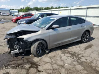 2015 Chrysler 200 S z VIN 1C3CCCBB0FN604698, wystawiony jako Copart lot #60568365 z przebiegiem 128 527 mil mil oraz Szkoda całkowita • Salvage title. Historia ofert i sprzedaży dostępna na DreamBid. Obrazek 1.