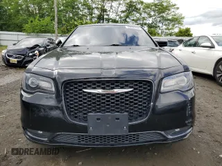 2019 Chrysler 300 S z VIN 2C3CCABG0KH601139, wystawiony jako Copart lot #59039125 z przebiegiem 82 672 mil mil oraz Czysty tytuł • Clean title. Historia ofert i sprzedaży dostępna na DreamBid. Obrazek 5.