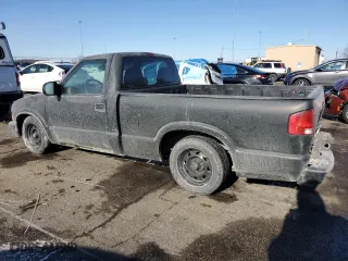 2000 Chevrolet S-10 LS with VIN 1GCCS14W7Y8286972, listed as a Copart auction lot 84642504 with 200,833 mi miles and Salvage Title. Bid and sale history available at carsss.com. Image 2.