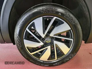 2024 Volkswagen Atlas SE z VIN 1V2HR2CA7RC575005, wystawiony jako IAAI lot #42843918 z przebiegiem 14 322 mil mil oraz . Historia ofert i sprzedaży dostępna na DreamBid. Obrazek 24.