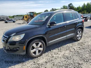 2010 Volkswagen Tiguan Wolfsburg Edition z VIN WVGAV7AX2AW527803, wystawiony jako Copart lot #55920475 z przebiegiem 107 682 mil mil oraz Szkoda całkowita • Salvage title. Historia ofert i sprzedaży dostępna na DreamBid. Obrazek 1.