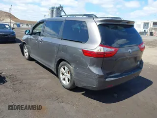2015 Toyota Sienna LE AAS z VIN 5TDKK3DC6FS649056, wystawiony jako IAAI lot #41978844 z przebiegiem 182 694 mil mil oraz . Historia ofert i sprzedaży dostępna na DreamBid. Obrazek 3.