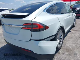 2017 Tesla Model X 90D z VIN 5YJXCBE20HF070252, wystawiony jako IAAI lot #42281644 z przebiegiem 39 362 mil mil oraz . Historia ofert i sprzedaży dostępna na DreamBid. Obrazek 6.