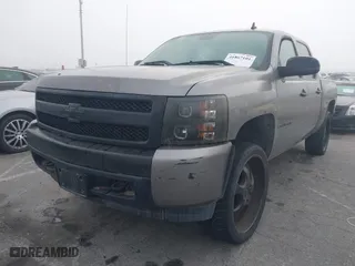 2007 Chevrolet Silverado 1500 LT w/1LT with VIN 2GCEC13C971586267, listed as a IAAI auction lot 41867101 with 181,925 mi miles. Bid and sale history available at carsss.com. Image 2.