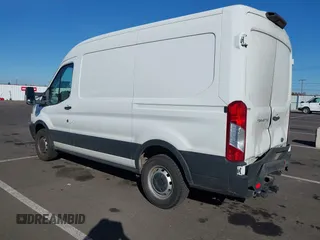 2019 Ford Transit z VIN 1FTYR1CM7KKB27462, wystawiony jako IAAI lot #41644752 z przebiegiem 94 260 mil mil oraz . Historia ofert i sprzedaży dostępna na DreamBid. Obrazek 3.