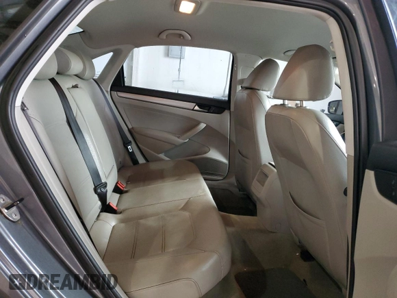 2014 Volkswagen Passat S z VIN 1VWAT7A36EC106565, wystawiony jako Copart lot #53965625 z przebiegiem 130 936 mil mil oraz Szkoda całkowita • Salvage title. Historia ofert i sprzedaży dostępna na DreamBid. Obrazek 10.