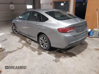 2015 Chrysler 200 S z VIN 1C3CCCBB4FN720602, wystawiony jako IAAI lot #41394048 z przebiegiem 137 706 mil mil oraz . Historia ofert i sprzedaży dostępna na DreamBid. Obrazek 3.