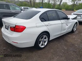2015 BMW 3 Series 328i xDrive z VIN WBA3B3C58FF546547, wystawiony jako IAAI lot #42110427 z przebiegiem 90 872 mil mil oraz . Historia ofert i sprzedaży dostępna na DreamBid. Obrazek 4.