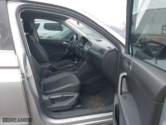 2019 Volkswagen Tiguan SE with VIN 3VV3B7AX6KM138493, listed as a IAAI auction lot 41367279 with 84,534 mi miles. Bid and sale history available at carsss.com. Image 5.