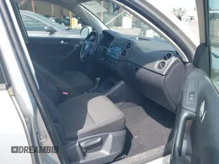 2013 Volkswagen Tiguan SE z VIN WVGBV7AX3DW552606, wystawiony jako IAAI lot #42174927 z przebiegiem 164 071 mil mil oraz . Historia ofert i sprzedaży dostępna na DreamBid. Obrazek 5.