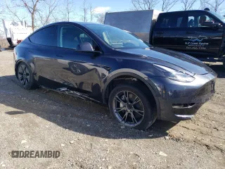 2024 Tesla Model Y with VIN 7SAYGDED3RF114643, listed as a Copart auction lot 56557075 with 3,021 mi miles and Salvage Title. Bid and sale history available at DreamBid. Image 4.