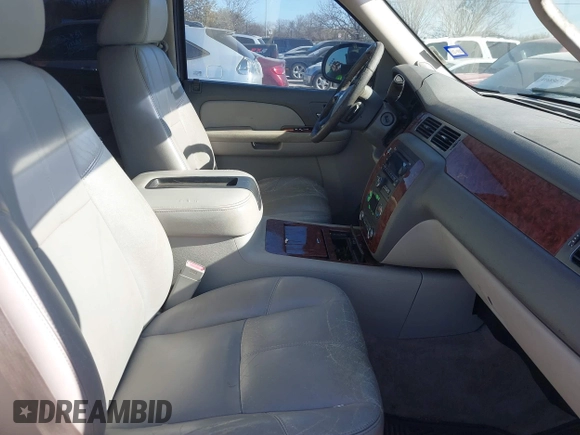 2007 Chevrolet Tahoe LTZ z VIN 1GNFC13J97R379542, wystawiony jako IAAI lot #41742034 z przebiegiem 256 267 mil mil oraz . Historia ofert i sprzedaży dostępna na DreamBid. Obrazek 5.