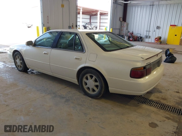 1998 Cadillac Seville STS z VIN 1G6KY5493WU908261, wystawiony jako IAAI lot #41933423 z przebiegiem 179 479 mil mil oraz . Historia ofert i sprzedaży dostępna na DreamBid. Obrazek 3.