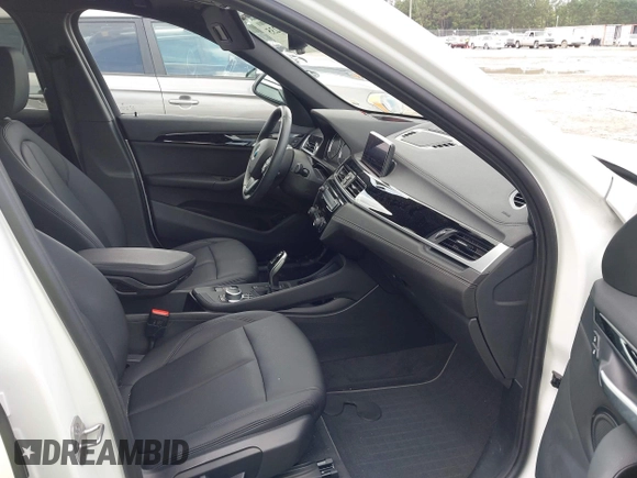 2021 BMW X1 xDrive28i z VIN WBXJG9C09M5T94206, wystawiony jako IAAI lot #42498235 z przebiegiem 62 079 mil mil oraz . Historia ofert i sprzedaży dostępna na DreamBid. Obrazek 5.