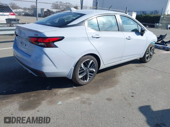 2024 Nissan Versa SR z VIN 3N1CN8FV8RL858769, wystawiony jako IAAI lot #41373294 z przebiegiem 14 128 mil mil oraz . Historia ofert i sprzedaży dostępna na DreamBid. Obrazek 4.