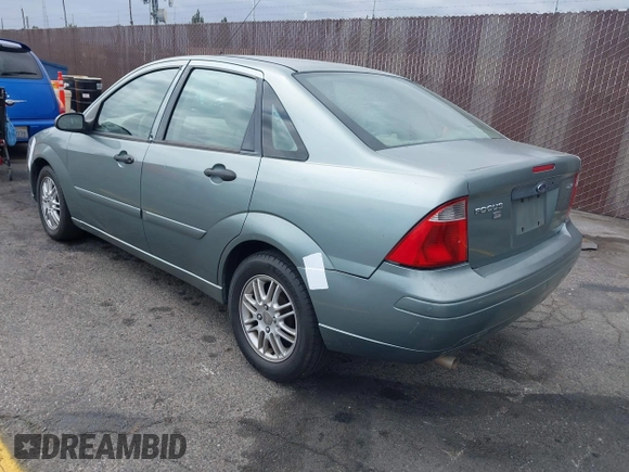 2005 Ford Focus S with VIN 1FAFP34N15W115018, listed as a IAAI auction lot 42078355 with 177,506 mi miles. Bid and sale history available at carsss.com. Image 3.