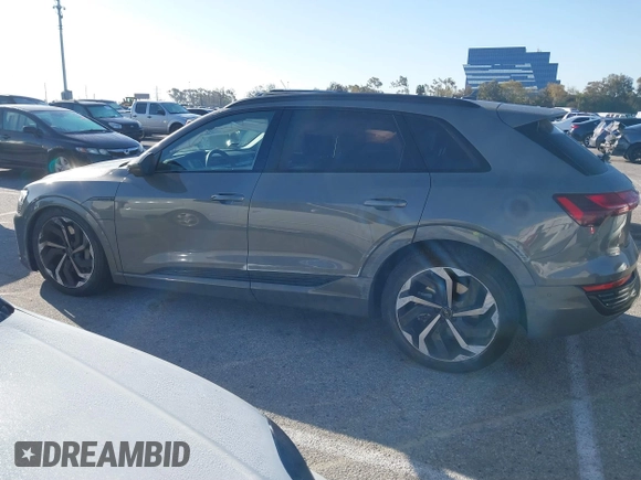 2024 Audi Q8 e-tron z VIN WA15ABGE8RB055999, wystawiony jako IAAI lot #41759410 z przebiegiem 8 972 mil mil oraz . Historia ofert i sprzedaży dostępna na DreamBid. Obrazek 14.