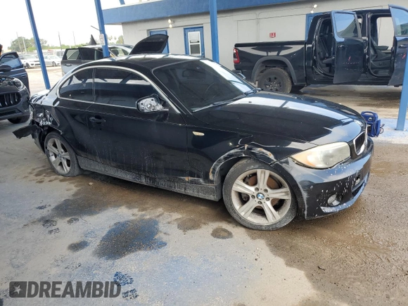 2013 BMW 1 Series 128i z VIN WBAUP7C54DVP25748, wystawiony jako Copart lot #62536075 z przebiegiem 187 591 mil mil oraz Czysty tytuł • Clean title. Historia ofert i sprzedaży dostępna na DreamBid. Obrazek 4.