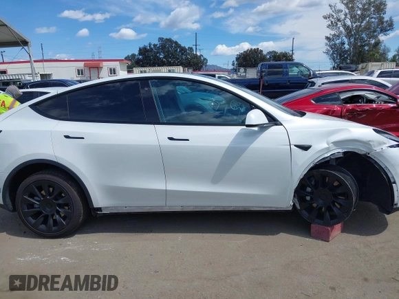 2020 Tesla Model Y Long Range with VIN 5YJYGDEE2LF058515, listed as a IAAI auction lot 41932748 with 62,885 mi miles and . Bid and sale history available at DreamBid. Image 13.