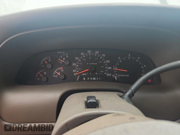2000 Ford Excursion Limited z VIN 1FMNU42S3YED08967, wystawiony jako Copart lot #60062035 z przebiegiem 212 040 mil mil oraz Czysty tytuł • Clean title. Historia ofert i sprzedaży dostępna na DreamBid. Obrazek 9.