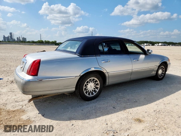 2000 Lincoln Town Car Signature with VIN 1LNHM82W9YY774120, listed as a Copart auction lot 59328725 with 137,910 mi miles and Salvage title. Bid and sale history available at DreamBid. Image 3.