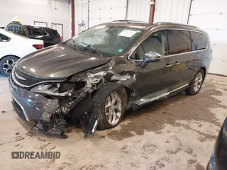 2018 Chrysler Pacifica Limited z VIN 2C4RC1GG2JR357615, wystawiony jako IAAI lot #41937587 z przebiegiem 62 394 mil mil oraz . Historia ofert i sprzedaży dostępna na DreamBid. Obrazek 2.