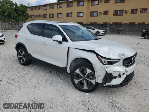 2024 Volvo XC40 Plus Bright Theme z VIN YV4L12UE7R2283166, wystawiony jako Copart lot #54067355 z przebiegiem 2 749 mil mil oraz Szkoda całkowita • Salvage title. Historia ofert i sprzedaży dostępna na DreamBid. Obrazek 4.