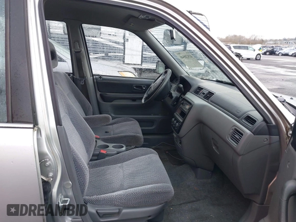 1998 Honda CR-V LX with VIN JHLRD2844WC016145, listed as a IAAI auction lot 41820540 with 178,900 mi miles. Bid and sale history available at carsss.com. Image 5.