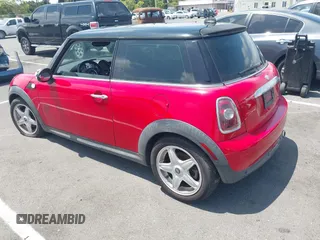 2008 MINI Hardtop с VIN WMWMF33538TT65157, выставлен на аукционе IAAI как лот 42587798 с пробегом 128 795 миль миль и . История ставок и продаж доступна на DreamBid. Изображение 3.