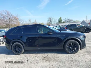 2025 Mazda CX-90 Premium Sport z VIN JM3KKCHD3S1218675, wystawiony jako IAAI lot #41971539 z przebiegiem Nie podano mil oraz . Historia ofert i sprzedaży dostępna na DreamBid. Obrazek 14.