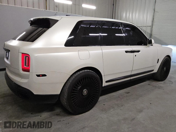 2020 Rolls-Royce Cullinan z VIN SLATV4C09LU114598, wystawiony jako Copart lot #77477184 z przebiegiem 28 391 mil mil oraz Tytuł czysty. Historia ofert i sprzedaży dostępna na DreamBid. Obrazek 3.