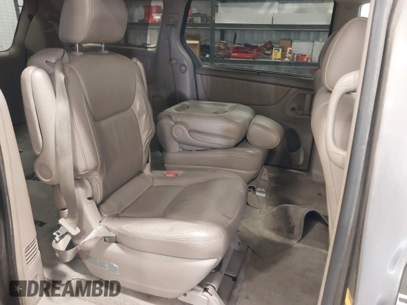 2004 Toyota Sienna XLE with VIN 5TDBA22C04S013522, listed as a IAAI auction lot 41918769 with 232,069 mi miles. Bid and sale history available at carsss.com. Image 8.