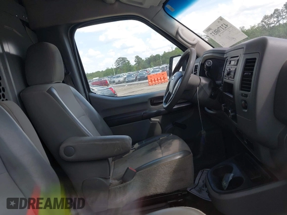 2016 Nissan NV Cargo S z VIN 1N6BF0LY2GN806750, wystawiony jako IAAI lot #42176037 z przebiegiem 173 846 mil mil oraz . Historia ofert i sprzedaży dostępna na DreamBid. Obrazek 5.