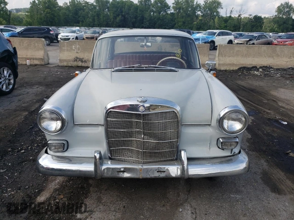 1962 Mercedes-Benz 190 z VIN 11001010026663, wystawiony jako Copart lot #77166834 z przebiegiem 47 390 mil mil oraz Tytuł czysty. Historia ofert i sprzedaży dostępna na DreamBid. Obrazek 5.