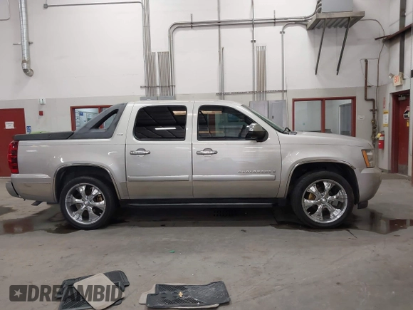 2007 Chevrolet Avalanche LTZ z VIN 3GNEC12037G144865, wystawiony jako IAAI lot #42592982 z przebiegiem 160 962 mil mil oraz . Historia ofert i sprzedaży dostępna na DreamBid. Obrazek 13.
