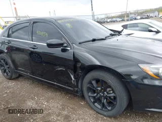 2014 Chrysler 200 Touring z VIN 1C3CCBBG9EN176683, wystawiony jako IAAI lot #42060591 z przebiegiem 115 408 mil mil oraz . Historia ofert i sprzedaży dostępna na DreamBid. Obrazek 6.