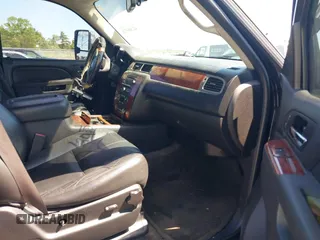 2014 Chevrolet Suburban LT z VIN 1GNSCJE02ER116017, wystawiony jako IAAI lot #42308074 z przebiegiem 228 365 mil mil oraz . Historia ofert i sprzedaży dostępna na DreamBid. Obrazek 5.