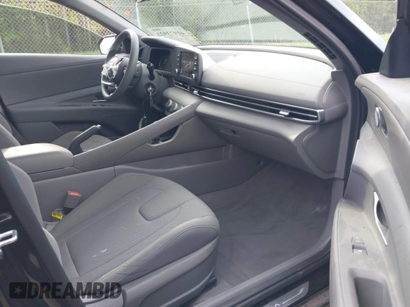 2024 Hyundai Elantra SE z VIN KMHLL4DG7RU798436, wystawiony jako IAAI lot #41973923 z przebiegiem 9 915 mil mil oraz . Historia ofert i sprzedaży dostępna na DreamBid. Obrazek 5.