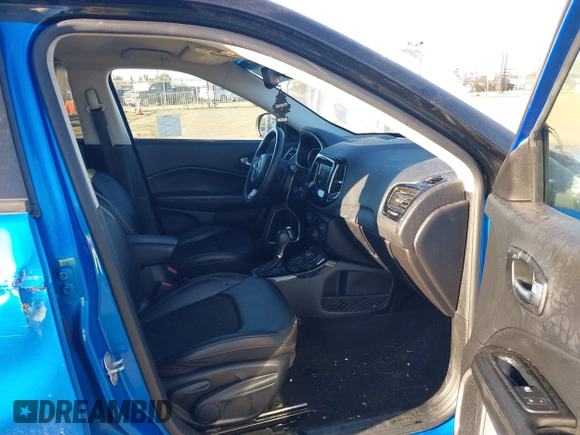 2021 Jeep Compass Latitude z VIN 3C4NJDBB7MT592742, wystawiony jako IAAI lot #41677701 z przebiegiem 84 428 mil mil oraz . Historia ofert i sprzedaży dostępna na DreamBid. Obrazek 5.