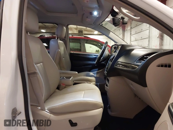 2016 Chrysler Town & Country Touring-L with VIN 2C4RC1CG3GR284527, listed as a IAAI auction lot 41898213 with 198,148 mi miles. Bid and sale history available at carsss.com. Image 5.