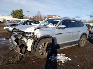 2019 Volkswagen Atlas SEL Premium z VIN 1V2NR2CAXKC582684, wystawiony jako Copart lot #83217524 z przebiegiem 127 821 mil mil oraz Szkody całkowita. Historia ofert i sprzedaży dostępna na DreamBid. Obrazek 1.