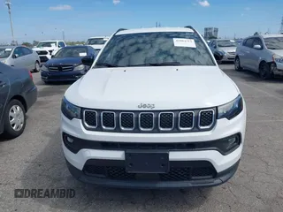 2023 Jeep Compass Latitude z VIN 3C4NJDBN1PT538478, wystawiony jako IAAI lot #41804312 z przebiegiem 14 228 mil mil oraz . Historia ofert i sprzedaży dostępna na DreamBid. Obrazek 13.
