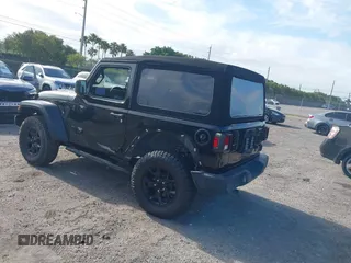 2021 Jeep Wrangler Sport z VIN 1C4GJXAN7MW796019, wystawiony jako IAAI lot #42172407 z przebiegiem 34 128 mil mil oraz . Historia ofert i sprzedaży dostępna na DreamBid. Obrazek 3.