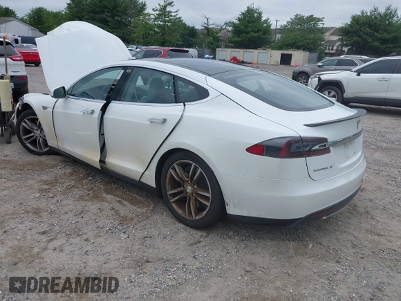 2013 Tesla Model S Performance z VIN 5YJSA1DP1DFP16609, wystawiony jako IAAI lot #42458995 z przebiegiem 110 722 mil mil oraz . Historia ofert i sprzedaży dostępna na DreamBid. Obrazek 3.
