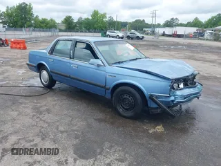 1989 Oldsmobile Cutlass Ciera z VIN 1G3AJ51W9KG311048, wystawiony jako IAAI lot #42259713 z przebiegiem 73 178 mil mil oraz . Historia ofert i sprzedaży dostępna na DreamBid. Obrazek 1.